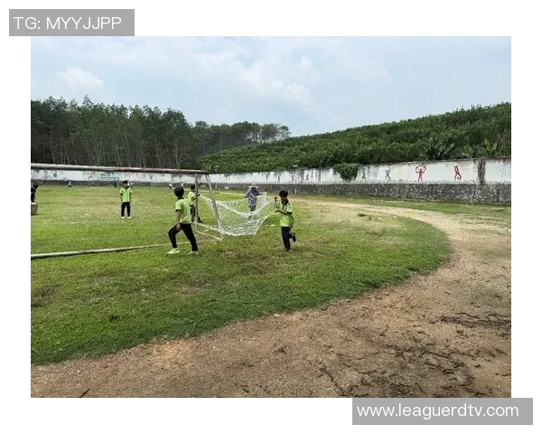 从绿茵场到课堂：足球明星如何引领体育教育新风潮