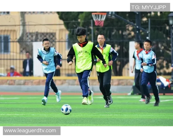 孩子在绿茵场上展现足球明星风采的快乐瞬间分享 孩子在绿茵场上展现足球明星风采的快乐瞬间分享