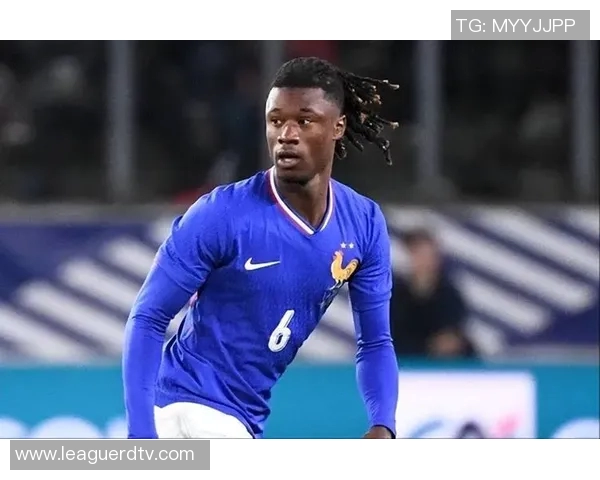 昔日足球明星十年后身材发福引发球迷热议与关注