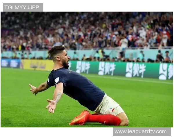 足球明星在比赛中跪滑的感人瞬间展现了他们对运动的热爱与坚持 足球明星在比赛中跪滑的感人瞬间展现了他们对运动的热爱与坚持