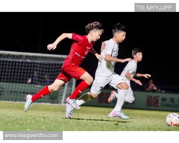 20岁足球明星的风采展现青春活力与无限潜力的精彩瞬间 20岁足球明星的风采展现青春活力与无限潜力的精彩瞬间