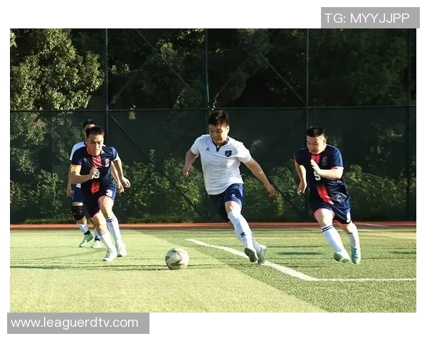 足球明星在绿茵场上飞跃瞬间高清图片展示球技与激情