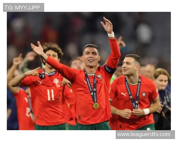 球迷疯狂冲进场内抢C罗球衣引发欧冠赛场热议 球迷疯狂冲进场内抢C罗球衣引发欧冠赛场热议